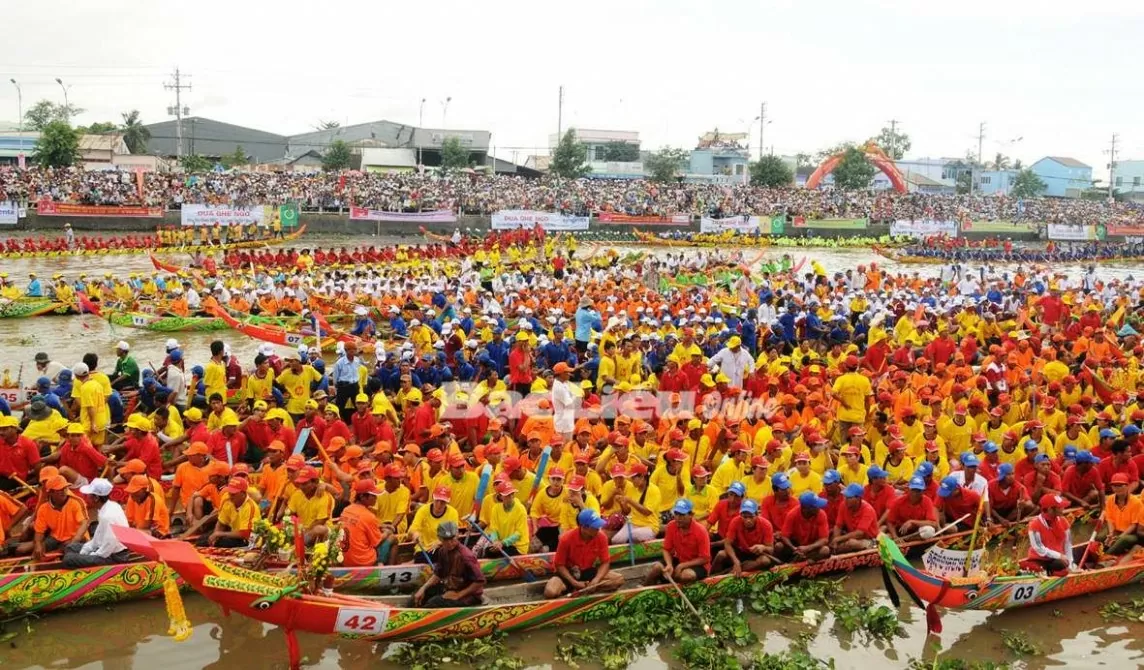 Sóc Trăng Lễ hội Oóc Om Bóc - Đua ghe Ngo là Nét văn hóa đặc trưng của đồng bào dân tộc Khmer. Ảnh Soctrang.gov.vn