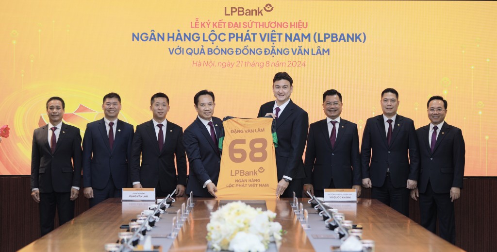 Ông Lê Minh Tâm, Phó chủ tịch thường trực HĐQT LPBank, trao tặng áo lưu niệm cho Quả bóng đồng 2023 Đặng Văn Lâm - Đại sứ thương hiệu của Ngân hàng Lộc Phát Việt Nam.