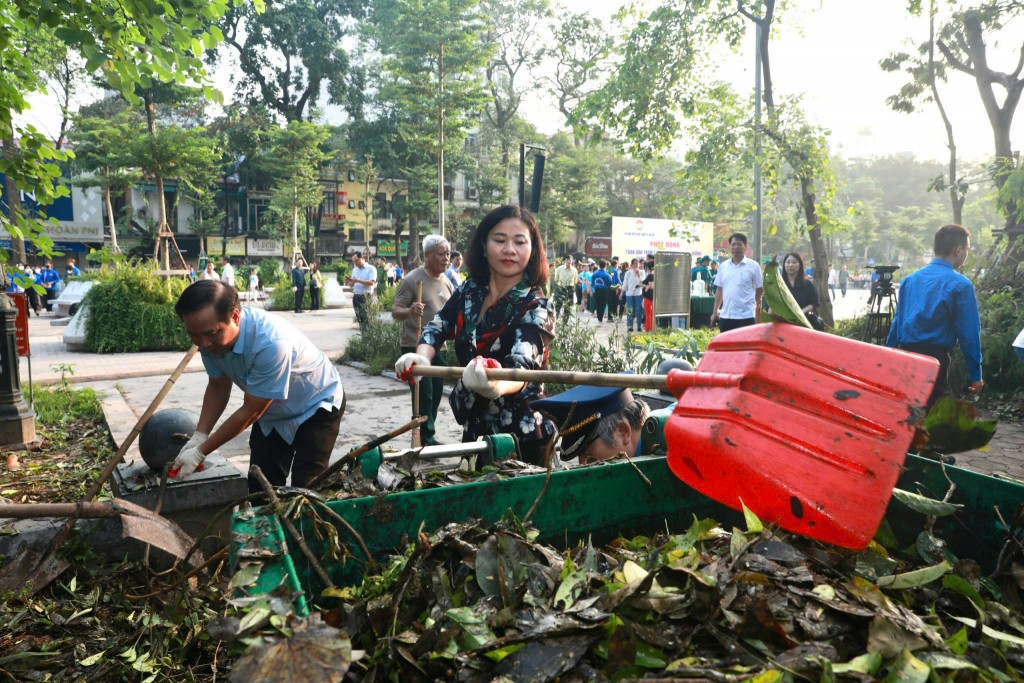 Hà Nội đồng loạt ra quân tổng vệ sinh môi trường