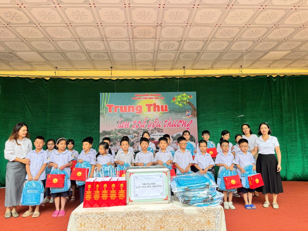 Dịp này, nhà trường tặng 27 phần quà cho các em học sinh có hoàn cảnh khó khăn, gia đình bị thiệt hại nặng nề do mưa lũ