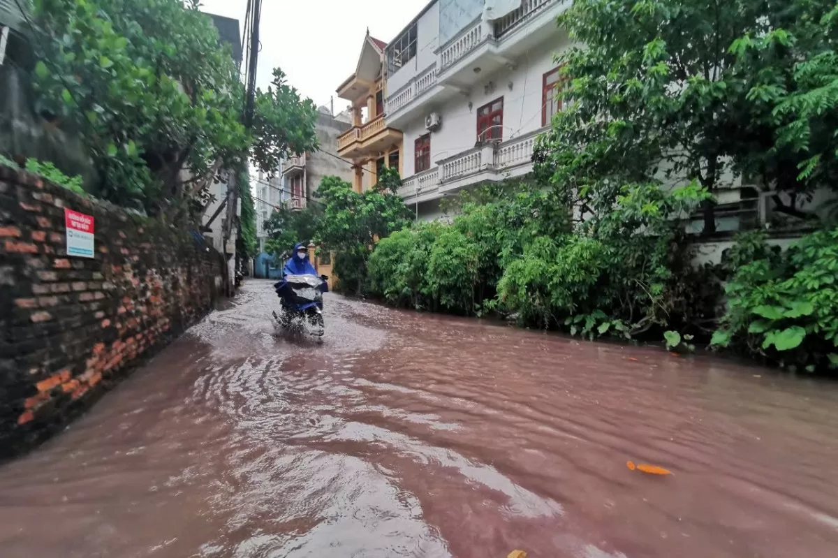 Hà Nội: Nguồn thải bí ẩn ‘nhuộm đỏ’ khu dân cư, nhiều người tháo chạy