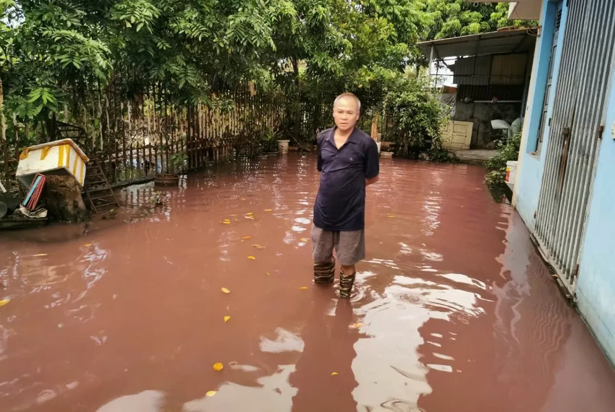 Hà Nội: Nguồn thải bí ẩn ‘nhuộm đỏ’ khu dân cư, nhiều người tháo chạy