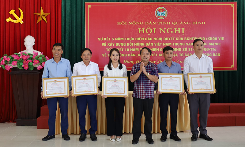 Đại diện lãnh đạo Hội Nông dân tỉnh trao bằng khen cho các tập thể đạt thành tích xuất sắc trong thực hiện ba nghị quyết của BCH Trung ương Hội Nông dân Việt Nam.