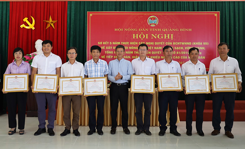 Đồng chí Chủ tịch Hội Nông dân tỉnh Trần Tiến Sỹ trao bằng khen cho các tập thể đạt thành tích xuất sắc trong thực hiện ba nghị quyết của BCH Trung ương Hội Nông dân Việt Nam.