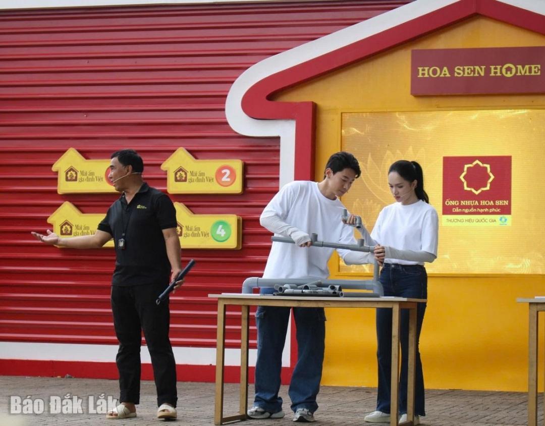 Hoa hậu Hương Giang và người mẫu Phú Cường tham gia phần thử thách tại chương trình.