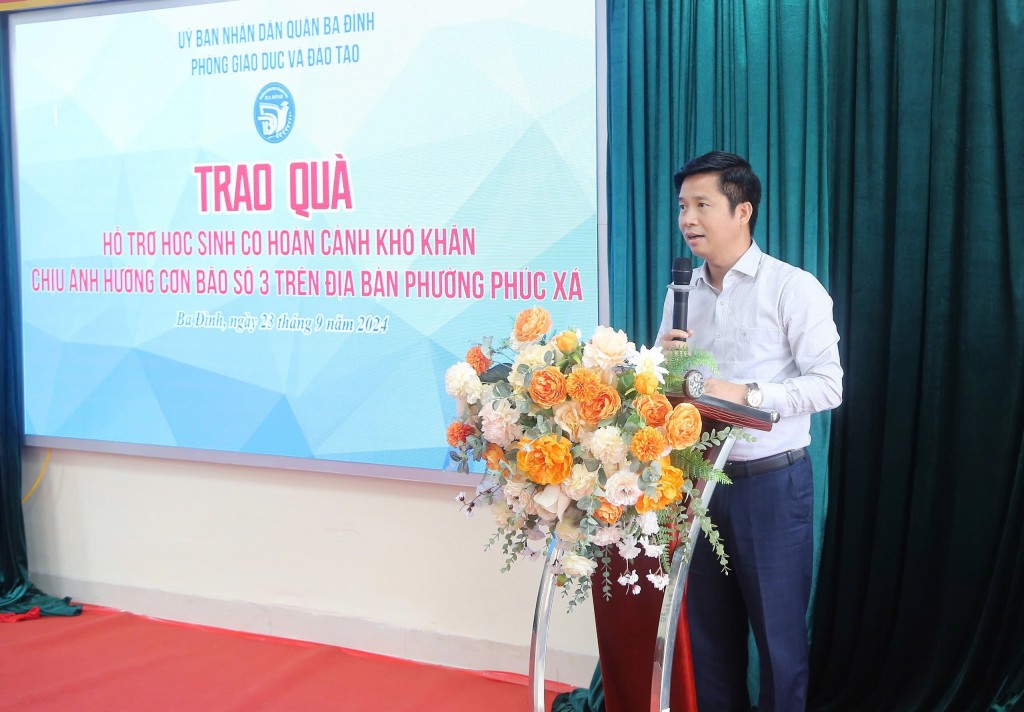 Quận Ba Đình tặng quà 123 học sinh có hoàn cảnh khó khăn