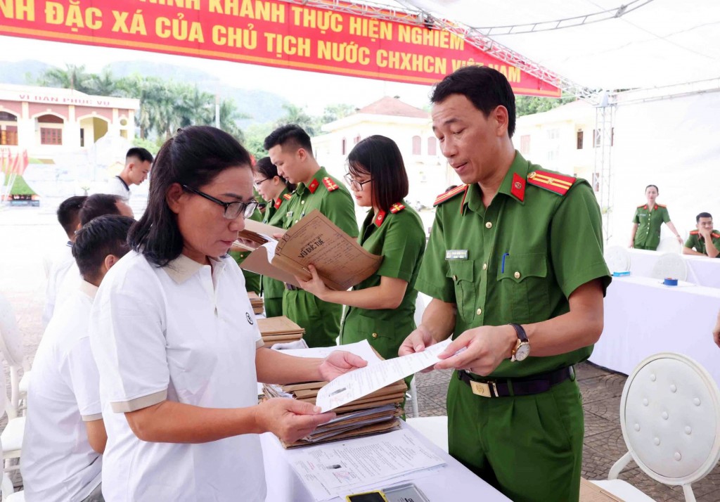 Cán bộ Trại giam Ninh Khánh trao giấy chứng nhận đặc xá cho các phạm nhân - Ảnh: VGP/Nguyễn Hoàng