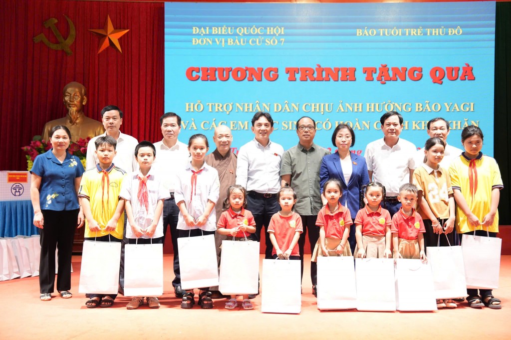 Trao yêu thương tới học sinh vùng lũ Trung Châu