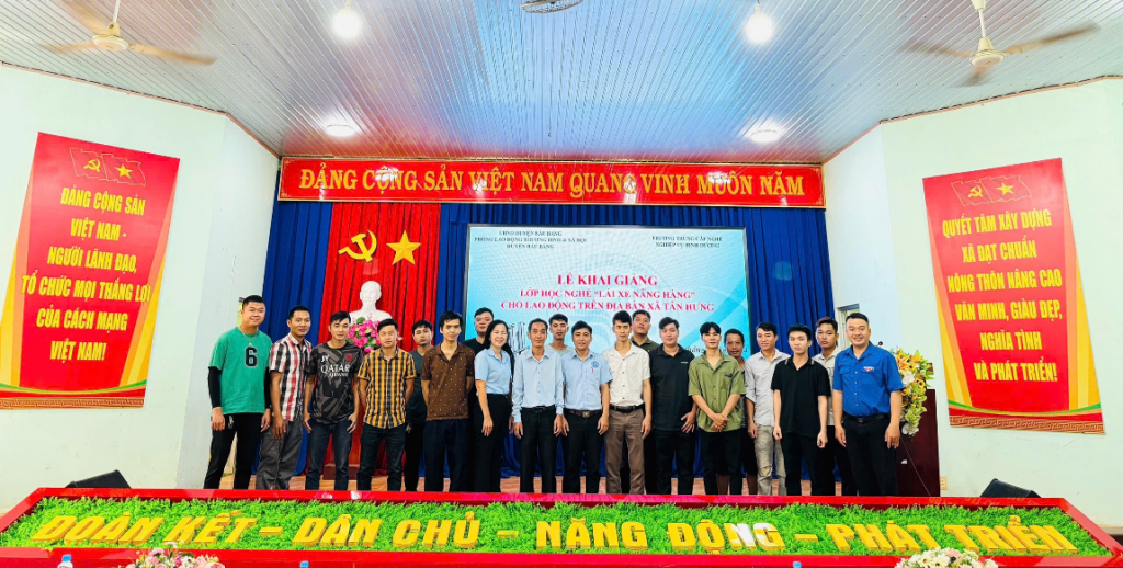 Lễ khai giảng lớp học nghề “Lái xe nâng hàng” tại  xã Tân Hưng, huyện Bàu bàng, tỉnh Bình Dương