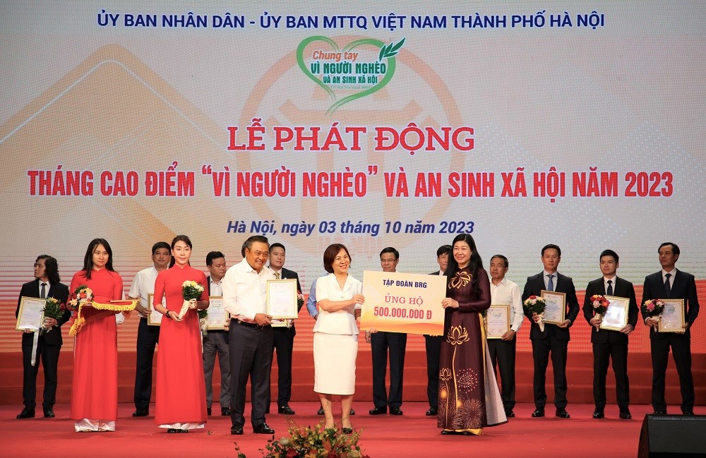 Đại diện Tập đoàn BRG trao ủng hộ 500 triệu đồng cho “Quỹ Vì người nghèo” năm 2023