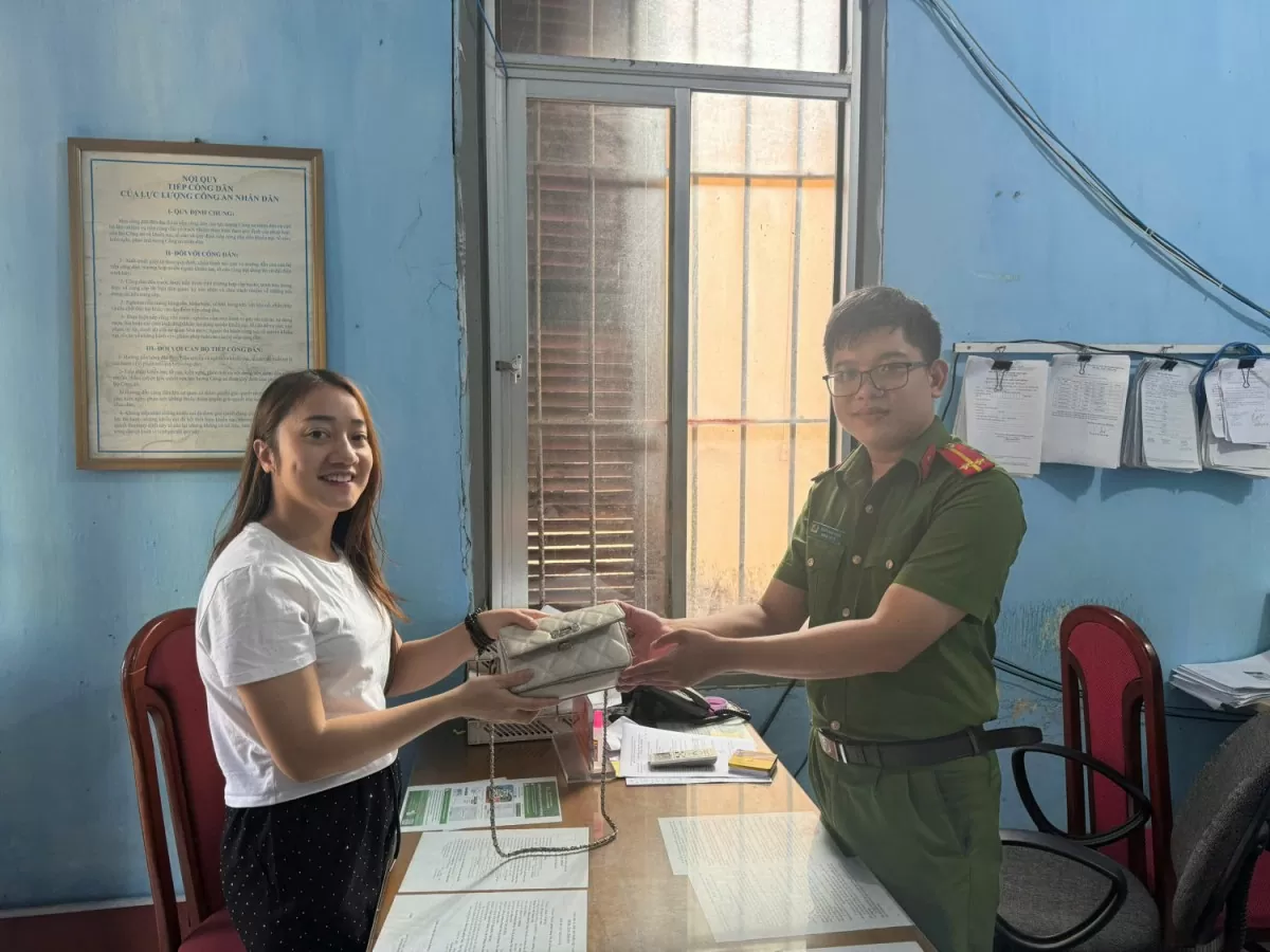 Quảng Ninh: Trung úy công an trả lại tiền, vàng nhặt được khi tuần tra cho một phụ nữ đánh rơi Quảng Ninh: Trung úy công an trả lại tiền, vàng nhặt được khi tuần tra cho một phụ nữ đánh rơi