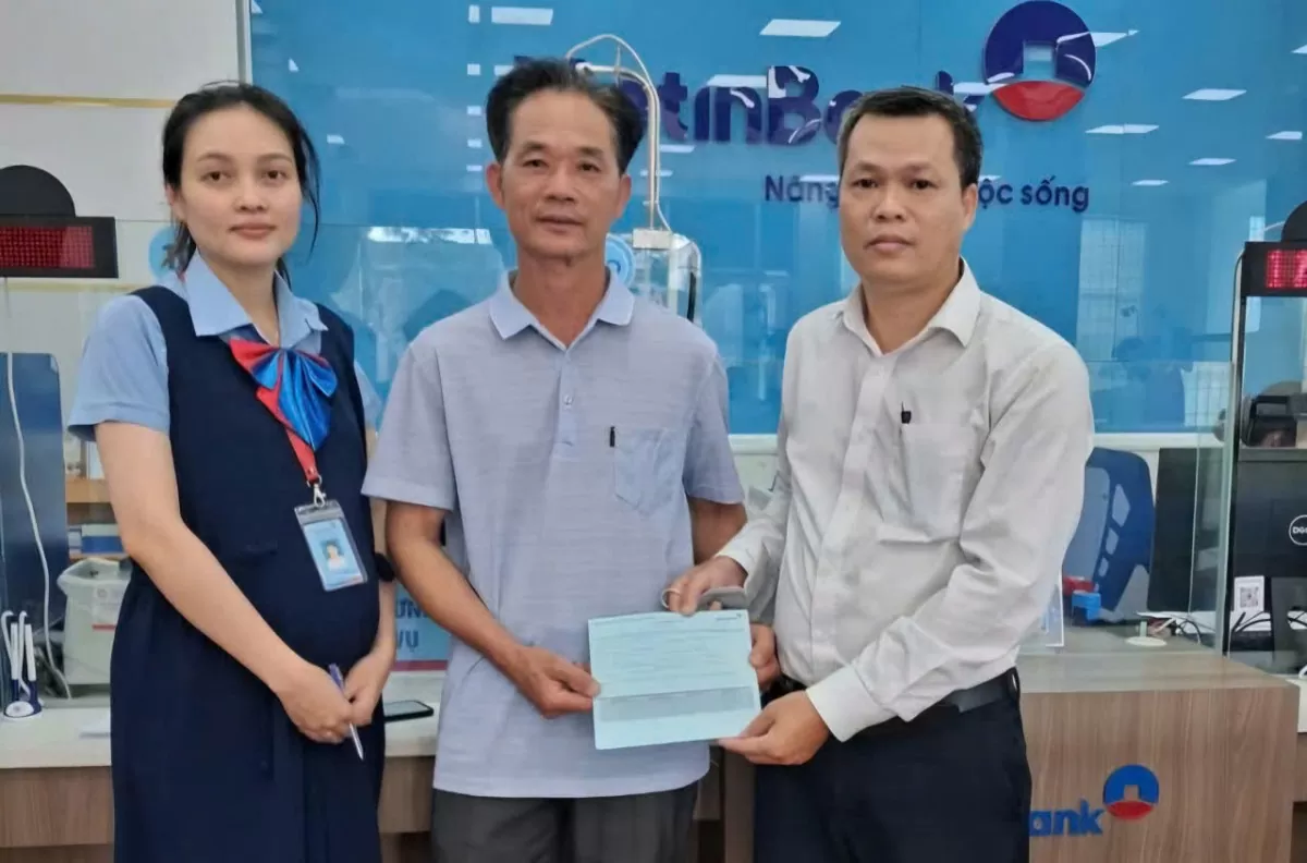 Nhân viên Điện lực Lâm Đồng trả lại 300 triệu đồng cho người chuyển nhầm tài khoản Nhân viên Điện lực Lâm Đồng trả lại 300 triệu đồng cho người chuyển nhầm tài khoản