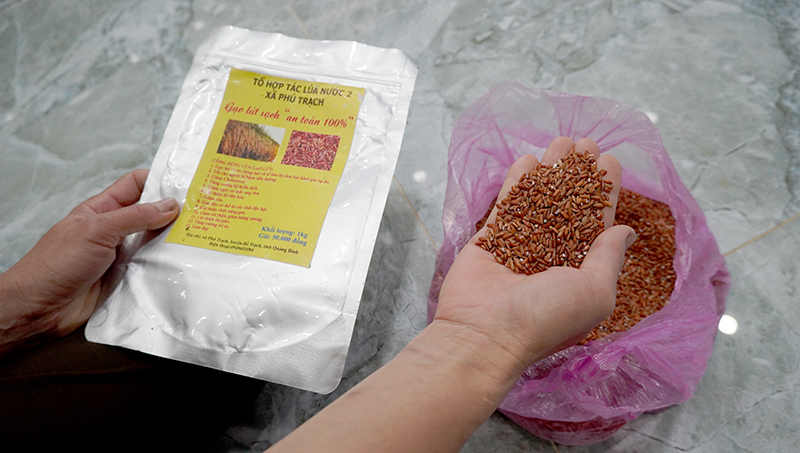 Những bao bì về gạo Nước Hai được gia đình anh Ánh, chị Kim (xã Hải Phú, Bố Trạch) cất làm kỷ niệm.