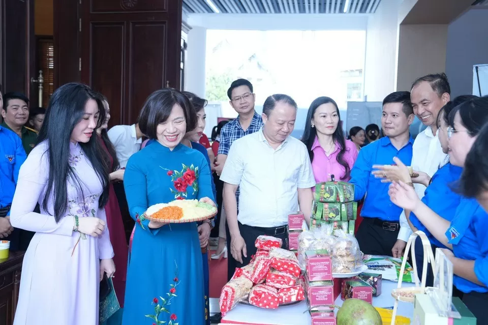 Lãnh đạo quận Tây Hồ tham quan các mô hình chuyển đổi số Lãnh đạo quận Tây Hồ tham quan các mô hình chuyển đổi số