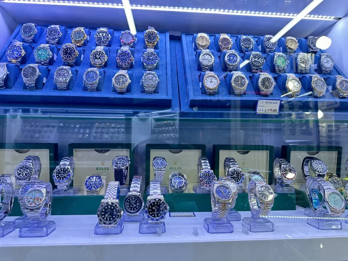 Thấy Quản lý thị trường, nhiều cửa hàng tại Sài Gòn Square đóng sập cửa Thấy Quản lý thị trường, nhiều cửa hàng tại Sài Gòn Square đóng sập cửa