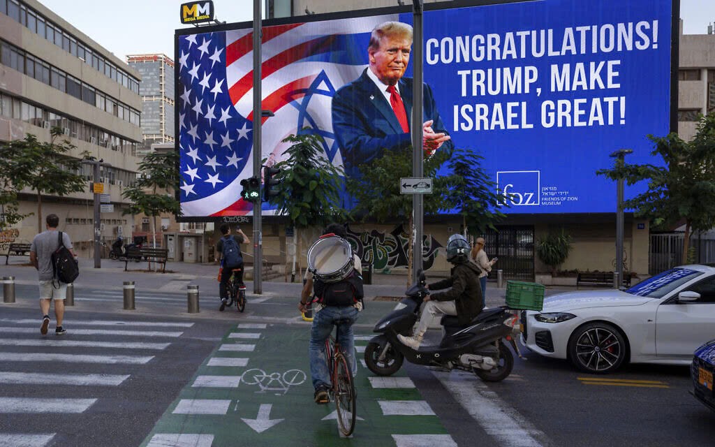 Tấm biển quảng cáo hiển thị ảnh của Tổng thống Mỹ đắc cử Donald Trump với dòng chữ 'Xin chúc mừng ông Trump! Hãy làm cho Israel trở nên vĩ đại' tại Tel Aviv, Israel, ngày 6/11 /2024. Ảnh AP Tấm biển quảng cáo hiển thị ảnh của Tổng thống Mỹ đắc cử Donald Trump với dòng chữ 'Xin chúc mừng ông Trump! Hãy làm cho Israel trở nên vĩ đại' tại Tel Aviv, Israel, ngày 6/11 /2024. Ảnh AP