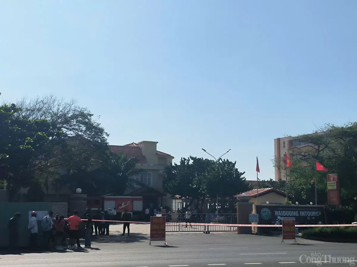 Gần 100 người được TP. Vũng Tàu huy động để cưỡng chế, thu hồi đất do Công ty Cổ phần du lịch Quốc tế Vũng Tàu và Công ty Cổ phần du lịch Quốc tế Hải Dương đang sử dụng. Ảnh:
