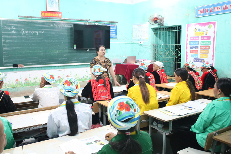 UBND xã Nghiên Loan đã phối hợp với các ban ngành, trường học để vận động bà con tham gia lớp học xóa mù chữ. f1968abfc0837add2392.jpg