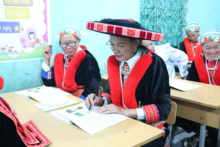 Các học viên rất tích cực tham gia lớp để học chữ. ccbe8354f0684a361379.jpg