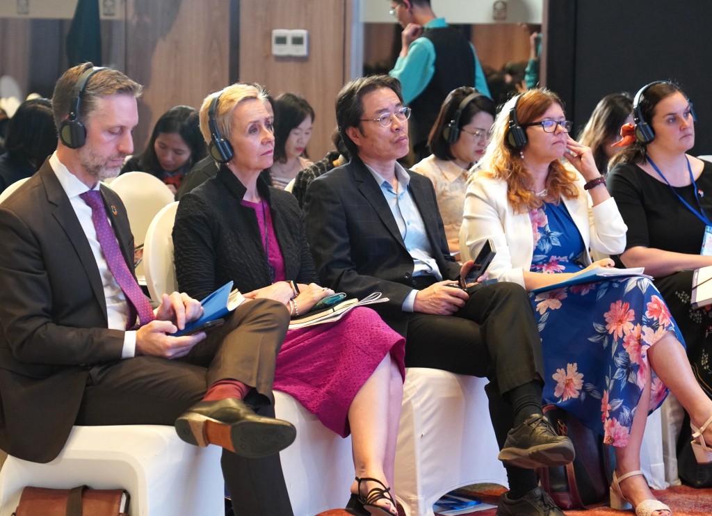 Các đại biểu tham gia hội nghị bàn tròn về bạo lực đối với phụ nữ và trẻ em tại Việt Nam