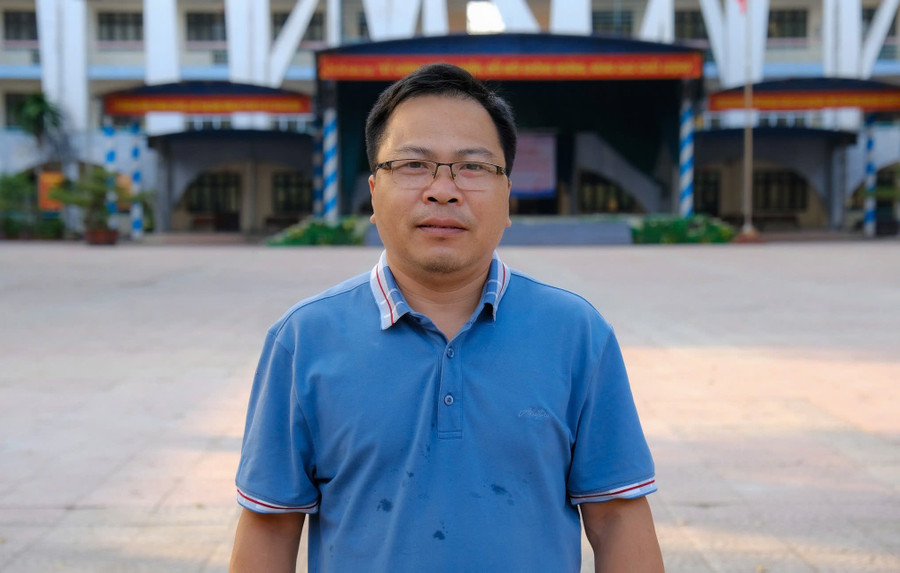 Thầy Nguyễn Khắc Công - giáo viên Trường THPT Yên Phong số 1 chia sẻ về cô học trò Ngô Thị Thanh Lan. nu-sinh-vuot-len-su-tu-ti-buoc-vao-giang-duong-dai-hoc-3.jpg