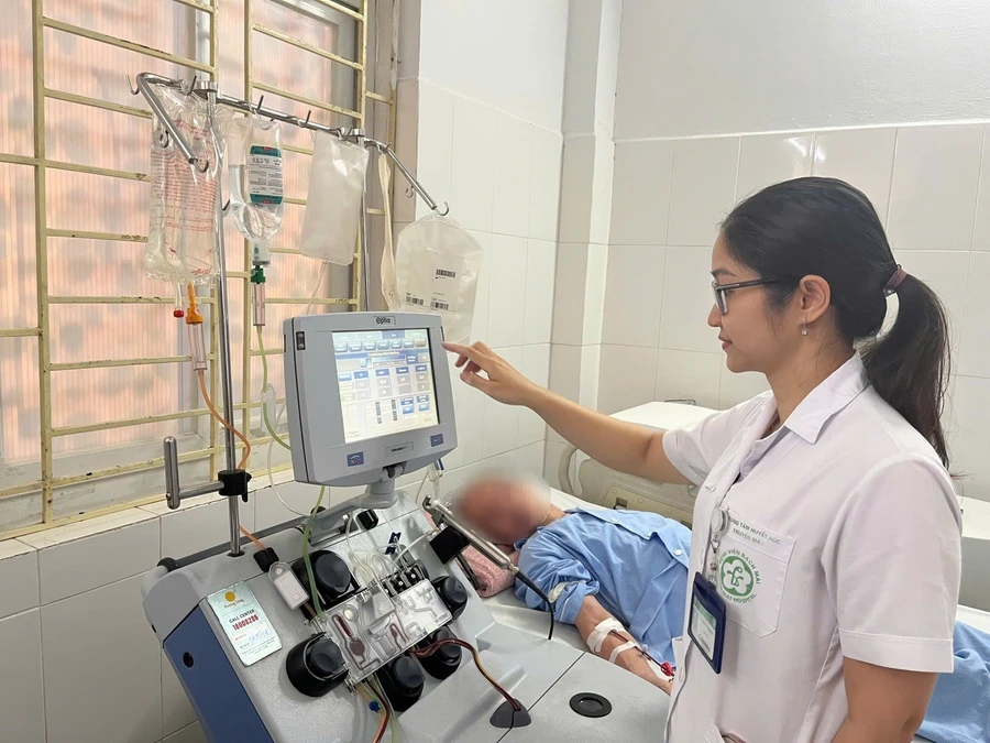 Bác sĩ tại Bệnh viện Bạch Mai thực hiện kỹ thuật gạn tách tế bào gốc cho bệnh nhân trước khi ghép.