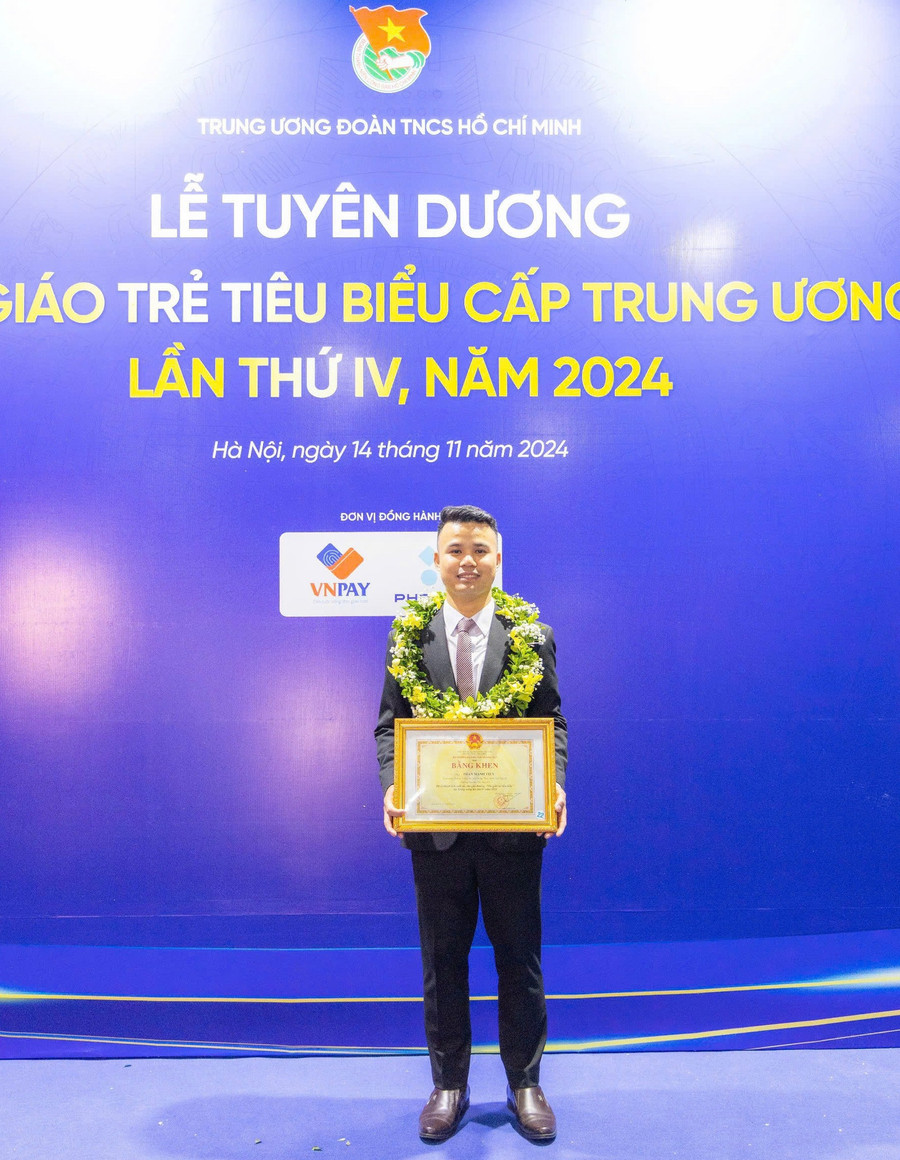 Thầy Phạm Mạnh Tiến là 1 trong 99 nhà giáo trẻ nhận giải thưởng Nhà giáo trẻ tiêu biểu cấp Trung ương năm 2024. Ảnh NVCC. manh-2.jpg