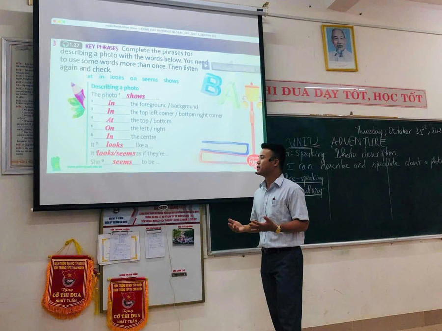 Thầy Tiến luôn miệt mài cố gắng đưa đến cho trò những kiến thức mới. Ảnh NVCC. manh.jpg