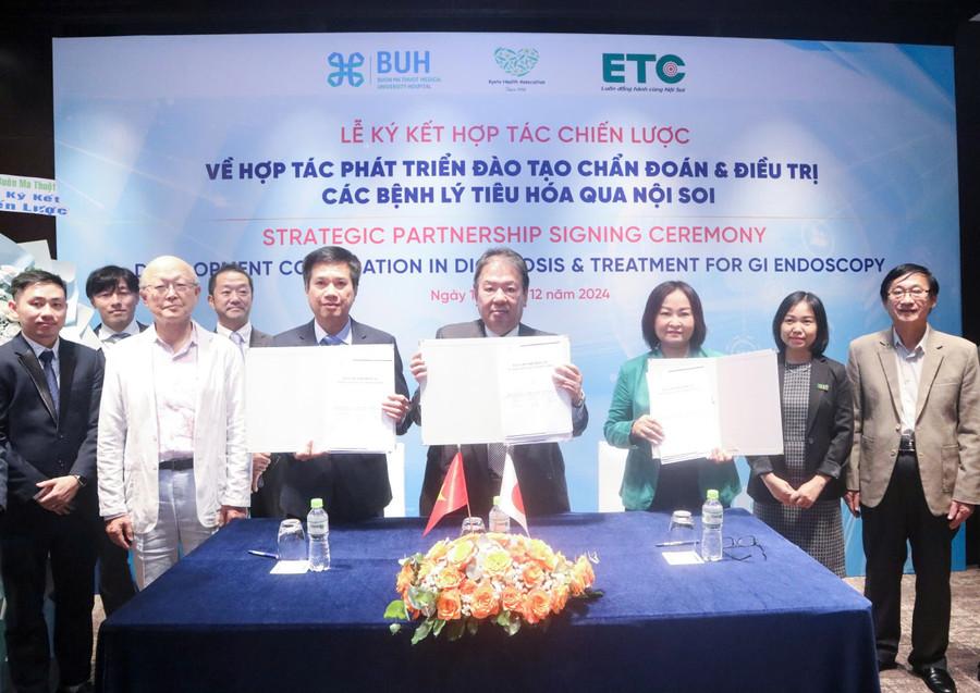 Đại diện 3 bên: Bệnh viện Đại học Y Dược Buôn Ma Thuột - Bệnh viện Trung ương Kyoto Miniren - Công ty Thiết bị y tế ETC ký kết hợp tác với cam kết vì sức khỏe cộng đồng. (Ảnh: PV) a3-dhyd.jpg