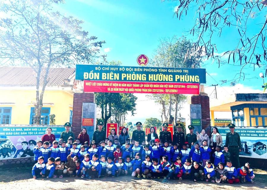 Cán bộ Đồn Biên phòng cùng các cô giáo và các cháu học sinh chụp ảnh lưu niệm. 1000008241.jpg