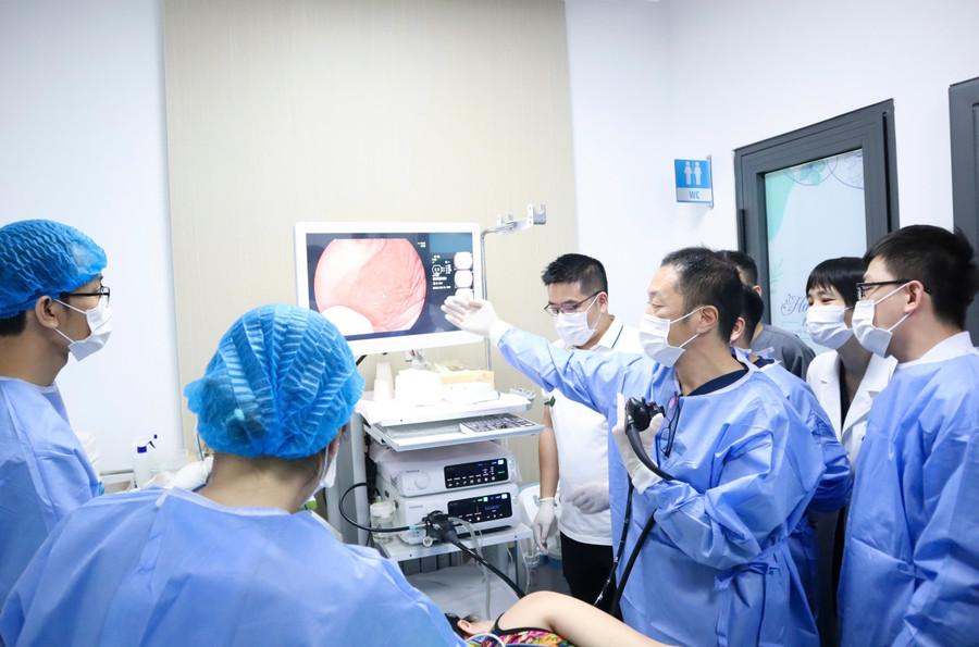 BS Kinoshita Koshi, Trưởng Khoa Nội tiêu hóa và Nội soi - Bệnh viện Trung Ương Kyoto Miniren (Nhật Bản) trực tiếp hướng dẫn các bác sĩ Bệnh viện Đại học Y Dược Buôn Ma Thuột trong chương trình sinh hoạt khoa học “Cập nhật những phương pháp mới trong chẩn đoán và điều trị ung thư sớm đường tiêu hóa” ngày 17/4/2024. (Ảnh: PV) a5-dhyd.jpg