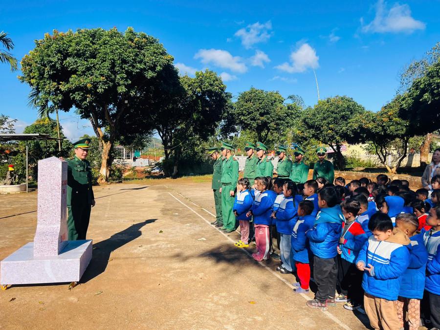Học sinh nghe cán bộ Biên phòng giới thiệu về đường biên, cột mốc. 1000008245.jpg