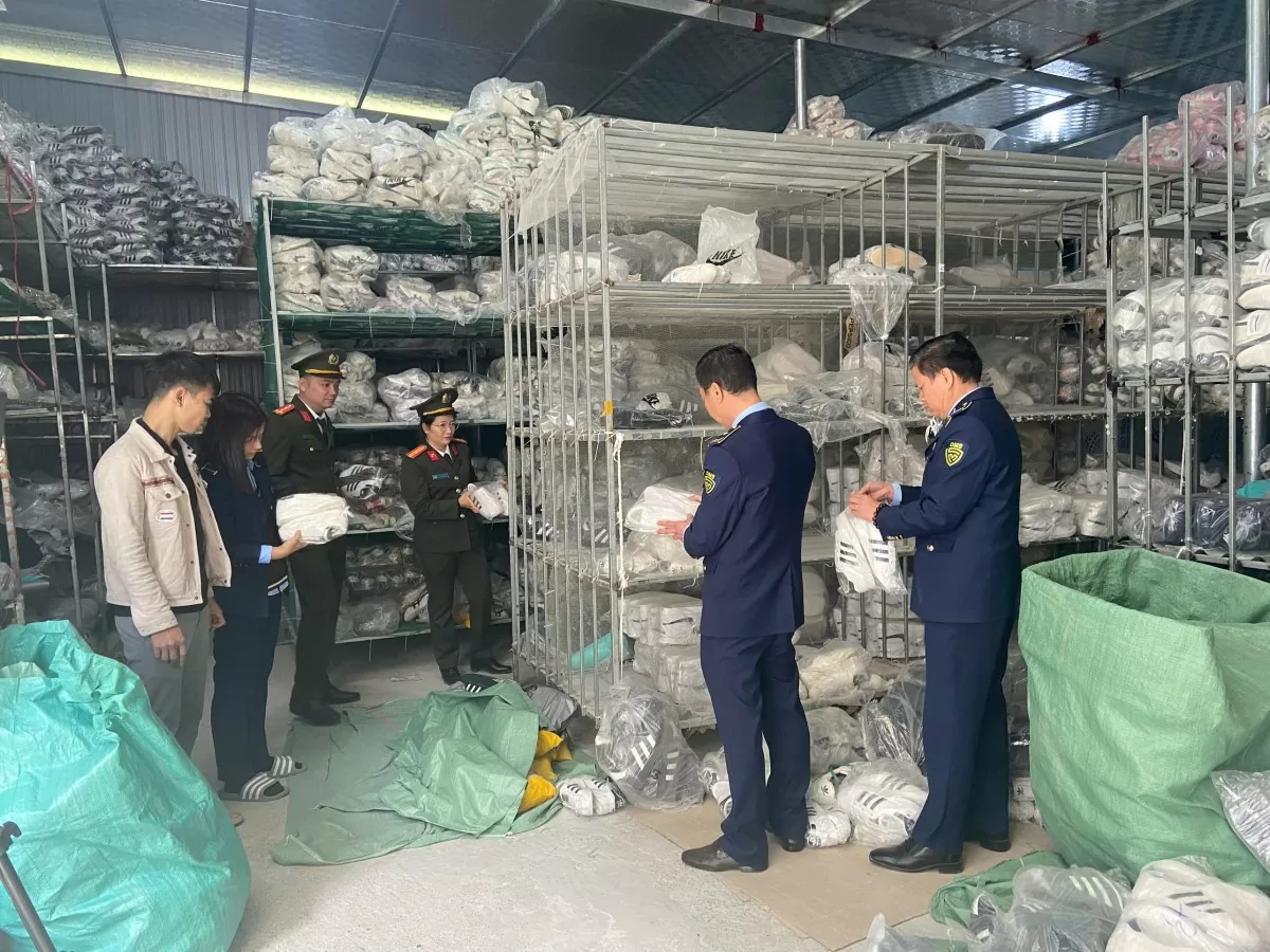 Phú Thọ: Phát hiện hộ kinh doanh gần 6.000 đôi giày có dấu hiệu giả mạo nhãn hiệu NIKE, Adidas Phú Thọ: Phát hiện hộ kinh doanh gần 6.000 đôi giày có dấu hiệu giả mạo nhãn hiệu NIKE, Adidas