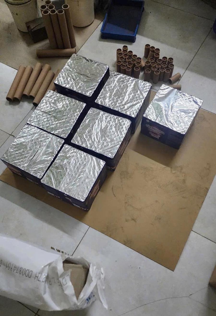 Vợ chồng Lợi đã chế tạo được 7 giàn pháo hoa nổ nhưng chưa kịp tiêu thụ thì bị Công an TX Phú Thọ phát hiện, bắt giữ (ảnh: Công an tỉnh Phú Thọ). 471164313-909735164620371-6367058559337170675-n.jpg