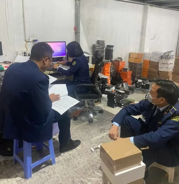 Hà Nội: Phát hiện cơ sở kinh doanh hàng nghìn sản phẩm giả mạo nhãn hiệu tại phường Đại Mỗ Hà Nội: Phát hiện cơ sở kinh doanh hàng nghìn sản phẩm giả mạo nhãn hiệu tại phường Đại Mỗ