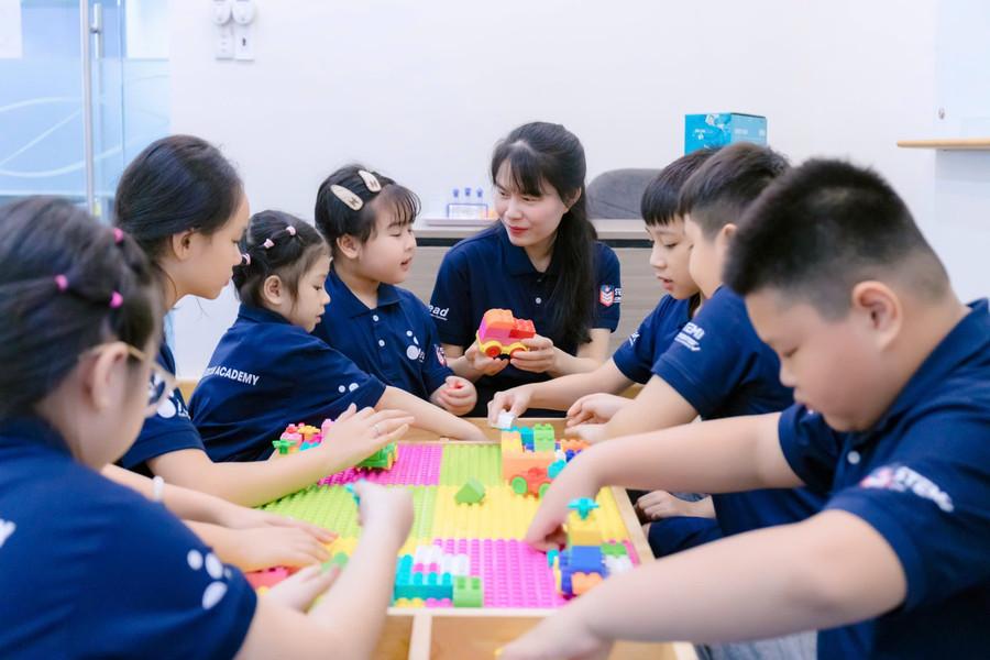 Được xây dựng trên nền tảng chuyên sâu, phương pháp STREAM ENGLISH nhằm giúp học sinh sử dụng tiếng Anh như ngôn ngữ thứ hai một cách hiệu quả. z6155178224585-4ba39fddb6835bcaf6b98b3befac0992.jpg