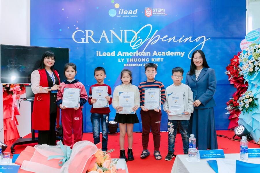 Trao học bổng cho học sinh tại Trung tâm Ngoại ngữ quốc tế iLEAD AMA Huế. (Ảnh: AMA Huế) hoa-0183.jpg