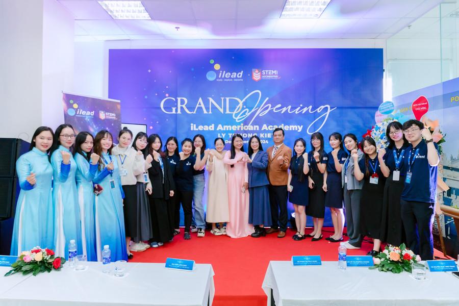 Khai trương trụ sở mới Trung tâm Ngoại ngữ quốc tế iLEAD AMA Huế. hoa-0336.jpg