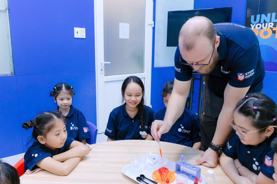 Phương pháp STREAM ENGLISH được kích hoạt sau lễ khai trương. z6155178066919-0d40a4ab7243121bfa4daf5f59f1ead4.jpg