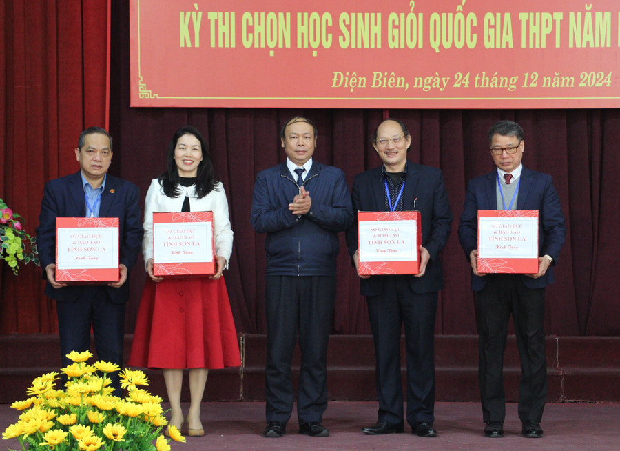 Sở GD&ĐT Sơn La trao quà lưu niệm cho Sở GD&ĐT Điện Biên, Trường THPT Chuyên Lê Quý và cán bộ coi thi tỉnh Yên Bái. hsg-6.jpg