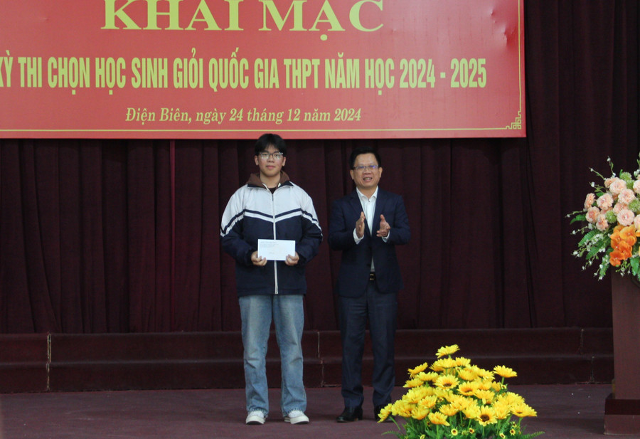 Phó Chủ tịch Thường trực UBND tỉnh Điện Biên Phạm Đức Toàn trao quà cho các em học sinh tham dự kỳ thi chọn học sinh giỏi quốc gia THPT 2024 - 2025. img-6091.jpg