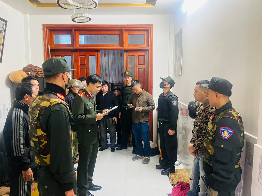 Khám xét khẩn cấp nơi ở các đối tượng. z6168139932490-131195fa69d2317549e4c4069383dac1.jpg