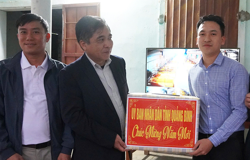 Đồng chí Phó Chủ tịch Thường trực UBND tỉnh Đoàn Ngọc Lâm tặng quà động viên chủ mô hình trang trại chăn nuôi tổng hợp Lựu Liên tại xã Quảng Hưng.