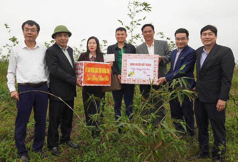 Đồng chí Phó Chủ tịch Thường trực UBND tỉnh Đoàn Ngọc Lâm tặng quà, động viên chủ mô hình trồng tre lục trúc lấy măng tại xã Lý Trạch.