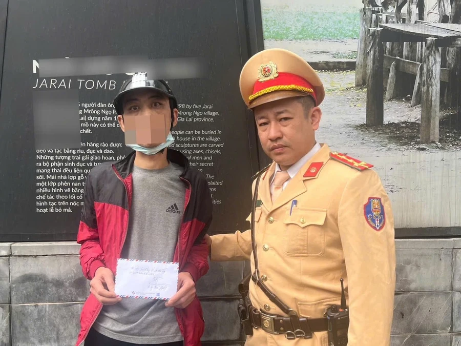 Lái xe H và tang vật bị CSGT bắt quả tang.