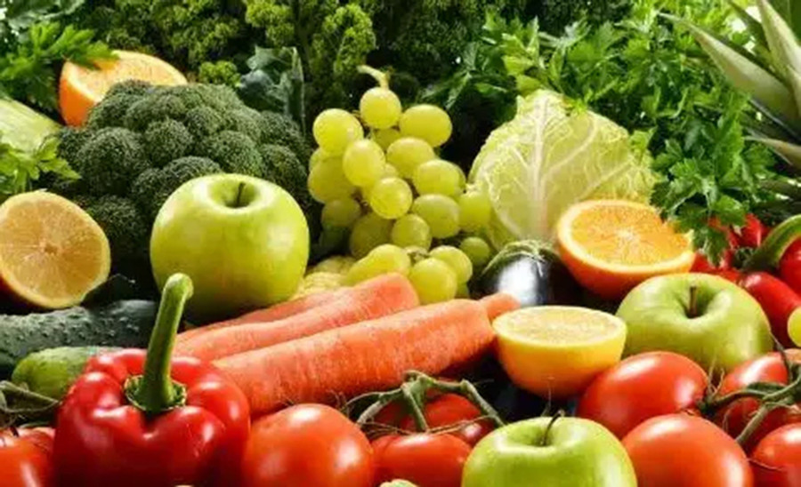 Tăng cường ăn uống rau lá xanh và trái cây tươi một cách thích hợp có thể bổ sung lượng dinh dưỡng thiếu hụt. (Ảnh: ITN) 2-tang-cuong-an-uong.jpg