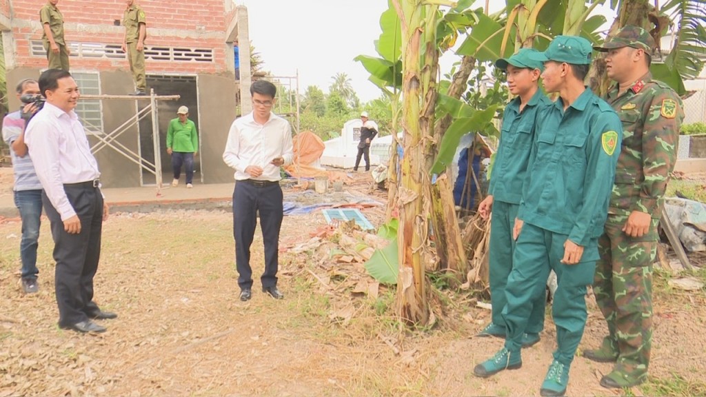 Chủ tịch UBND tỉnh Sóc Trăng kiểm tra xoá nhà tạm và chúc tết các hộ dân trên địa bàn huyện Long Phú nhân dip cuối năm tết Nguyên đáng Ất Tỵ .