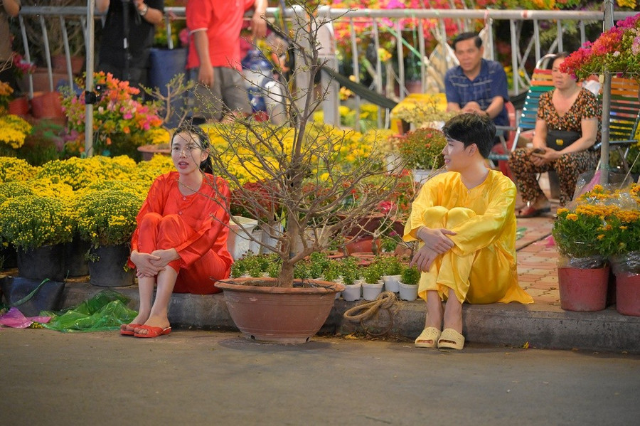 Hoa hậu Thùy Tiên cùng diễn viên Quang Trung bán hoa ngày Tết. phg8095.jpg