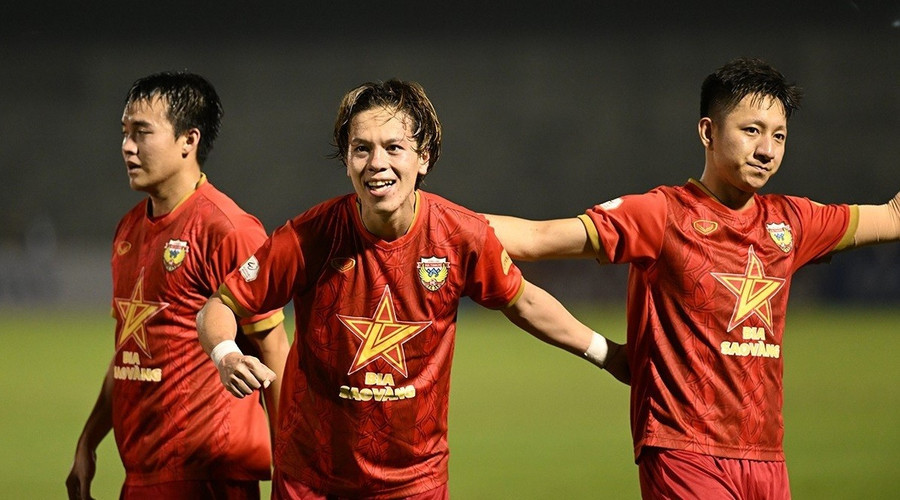 Viktor Lê (giữa) ăn mừng bàn thắng trong màu áo câu lạc bộ Hà Tĩnh. Ảnh: Ngọc Nhất. doi-tuyen-u22-viet-nam1.jpg