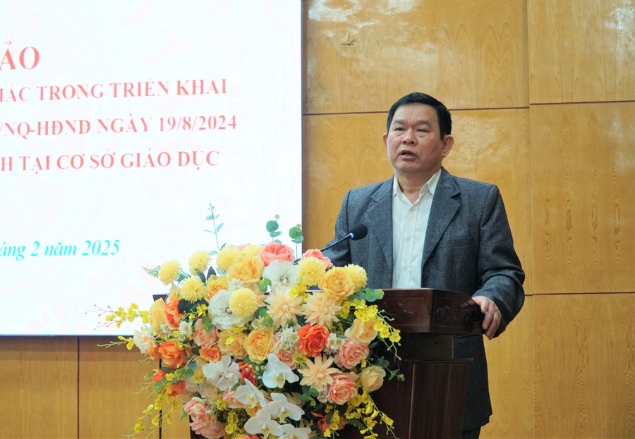 Ông Đào Công Lợi - Phó Giám đốc Sở GD&ĐT Nghệ An phát biểu tại hội thảo. Ảnh: Hồ Lài hoi-thao-ho-tro-truong-dan-toc-ban-tru-2.jpg